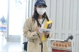 梁洁现身机场，米色西装配微喇裤，简约低调展现温柔魅力图片