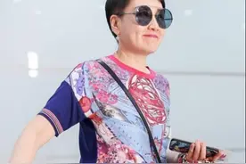 57岁张凯丽好时髦，花T搭牛仔裙太优雅，超适合五六十岁妈妈们图片
