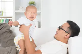宝宝未满六个月，父母不要有这4种行为，伤害到宝宝的脊椎就晚了图片