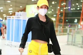 张蓝心现身机场，黑色上衣搭配黄色裤子，乱搭色也很美图片