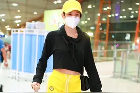 张蓝心现身机场，黑色上衣搭配黄色裤子，乱搭色也很美图片
