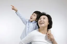 奶奶带大的孩子，长大后对奶奶孝顺还是嫌弃？过来人的答案很心酸图片