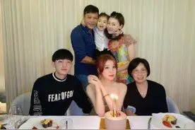 范志毅携娇妻小女为斯晶庆生 "翁婿"饭桌相见气氛甚欢图片