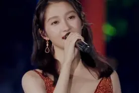 央视秋晚全员高颜值：关晓彤大胆尝试性感风，韩雪中国风红裙吸睛图片