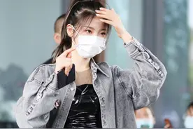 杨超越为证自己腰真的细，刻意勒紧两条“皮腰带”，却意外很酷图片