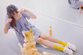 泫雅身穿碎花连衣裙搭配黄色长袜与白色帆布鞋，清新文艺的淑女风图片