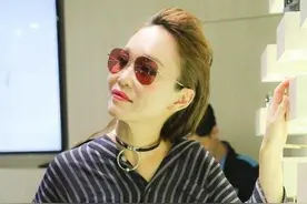 范文芳太敢穿了，条纹睡衣套装配短靴高级精致，一般人hold不住图片