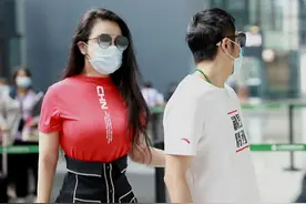 世界拳王邹市明夫妇罕现身，39岁身材健硕不显老，35岁娇妻太迷人图片