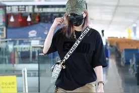 赵薇现身机场，长裤显干练图片