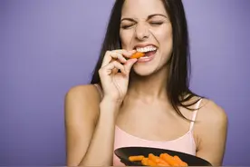 为何女性例假前总想吃东西？真饥饿还是另有原因，科学解释给到您图片