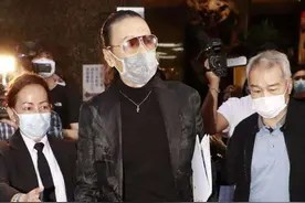 84岁谢贤参加好友葬礼，拄拐杖身体显虚弱，健康情况疑大不如前图片
