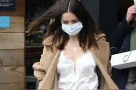 安娜白色蕾丝小衫做内搭，达科塔跨栏背心骑单车｜欧美街拍图片