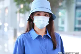 街拍：张含韵穿蓝色衬衫搭小白鞋，时尚造型尽显清新时髦图片