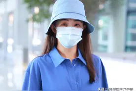 街拍：张含韵穿蓝色衬衫搭小白鞋，时尚造型尽显清新时髦图片