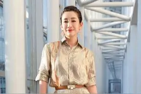 秦海璐高调起来真惊艳，穿金色衬衫配百褶裙高级优雅，气场开挂了图片