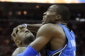 愚人节恶搞特辑，NBA赛场花式防守东倒西歪图片