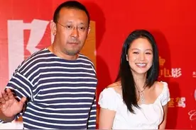 姜文周韵夫妻合体，周韵长发清新还像少女，姜文全程搂老婆不撒手图片