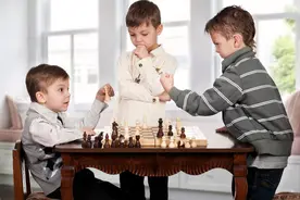 三胞胎被3个不同的家庭收养，长大后戏剧性相遇，同人不同命图片