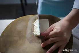 扬州三把刀果然名不虚传，把一块豆腐切成头发丝，细可穿针图片