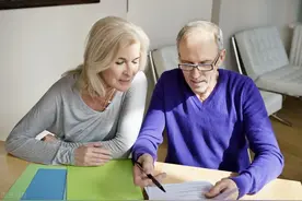 AA制搭伙过日子11年，七旬老太：他走时的决定，让我难忘图片