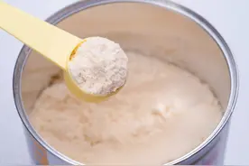 冲牛奶，是先加奶还是先加水？图片