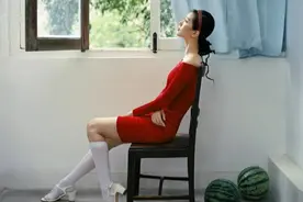 名门泽佳刘诗诗太美了!复古大片搞怪又前卫,白袜配红裙也不“土”图片