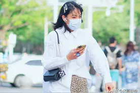 街拍：豹纹骑行裤搭配白衬衫，美女懂时尚会穿搭，优雅性感就属她图片