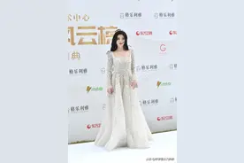 街拍：鞠婧祎一袭长裙现身红毯，时尚造型尽显公主气质图片