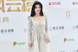 街拍：鞠婧祎一袭长裙现身红毯，时尚造型尽显公主气质图片
