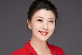 阎学晶：当选“演艺圈十大孝子”后，为何哭着给母亲下跪？图片