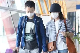 海清和儿子罕见走机场，儿子比妈高一大截，拿箱子把妈妈宠成公主图片