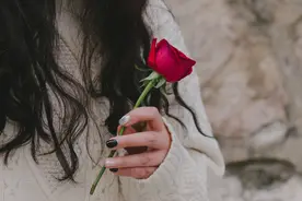 “害怕错过他，又不甘心将就他，我该怎么选？”图片