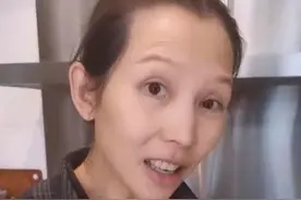 仿佛老了十岁！47岁蔡少芬生完三胎显苍老，全素颜出镜被嘲像大妈图片