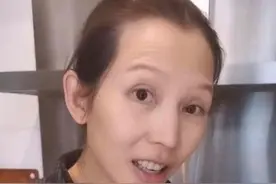 仿佛老了十岁！47岁蔡少芬生完三胎显苍老，全素颜出镜被嘲像大妈图片