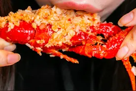 小龙虾的脑袋里，到底是“虾黄”还是“虾屎”，这么洗，吃的干净图片