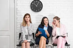 面试官问：异性领导裤子拉链开了，如何提醒？95后女生回答获点赞图片