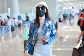 街拍：黄圣依穿牛仔衣配连衣裙搭小白鞋，尽显休闲靓丽图片