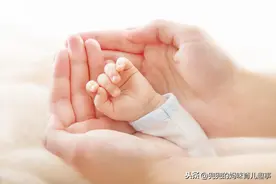 新生儿的“小拳头”要及时打开，这些好处你都知道几个？图片