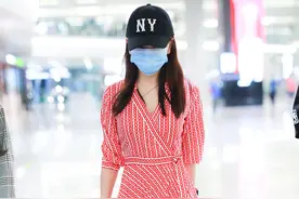 杨蓉现身机场，一袭红色连衣裙优雅动人，很少看到这样的打扮图片