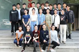 北电表演实验班大合照，第一名夏梦有辨识度，张子枫站边角不显眼图片