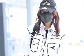 44赵薇现身机场，漫画装配双色裤踩鸳鸯鞋，暴腿短瑕疵显土气图片