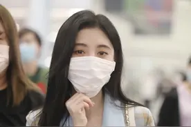 独家街拍：鞠婧祎现身机场，口罩遮住半个脸，下身失踪秀美腿图片