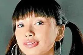 孤身在日本打拼的baby真卑微：酒瓶怼脸不敢拒，强颜欢笑眼神忧伤图片