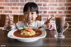 小孩吃饭图片图片