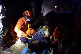 突发！一男子失足坠下桂林七星公园山崖，消防摸黑紧急救援！图片
