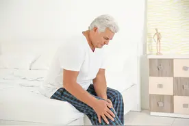 中老人膝盖酸痛，氨基葡萄糖和软骨素哪个更好？怎么吃？听药师说图片