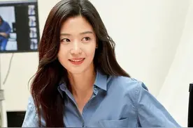 全智贤又变年轻了？穿蓝色衬衫配牛仔裤拍广告，美得差点认不出图片