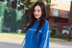 李小璐认为自己很美吧！蓝色卫衣配半身裙凹造型，气质还是少了点图片