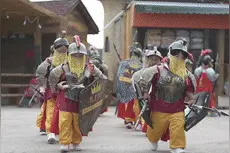 探秘现实版小人国，63个小矮人身高不足1.3米，常被游客歧视嘲笑图片