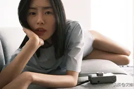 刘雯在家彻底放开，罕见露背泳衣配凉鞋自拍，超模腿蜜桃臀太晃眼图片